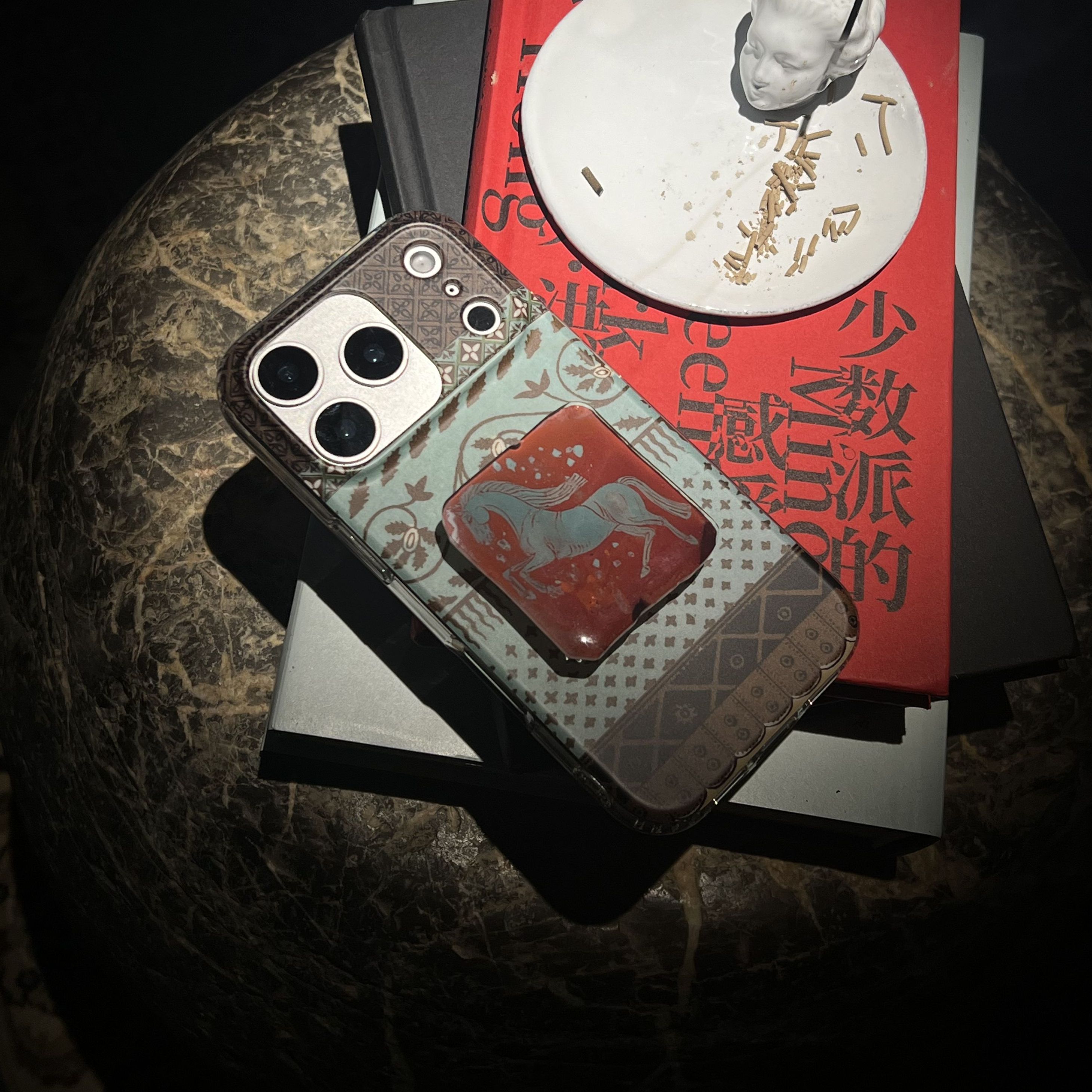 叶菽原创定制《陨马》新中式国风清冷小众高级感IMD双层适用苹果17/14/15/16promax磨砂马年iPhone秋冬手机壳