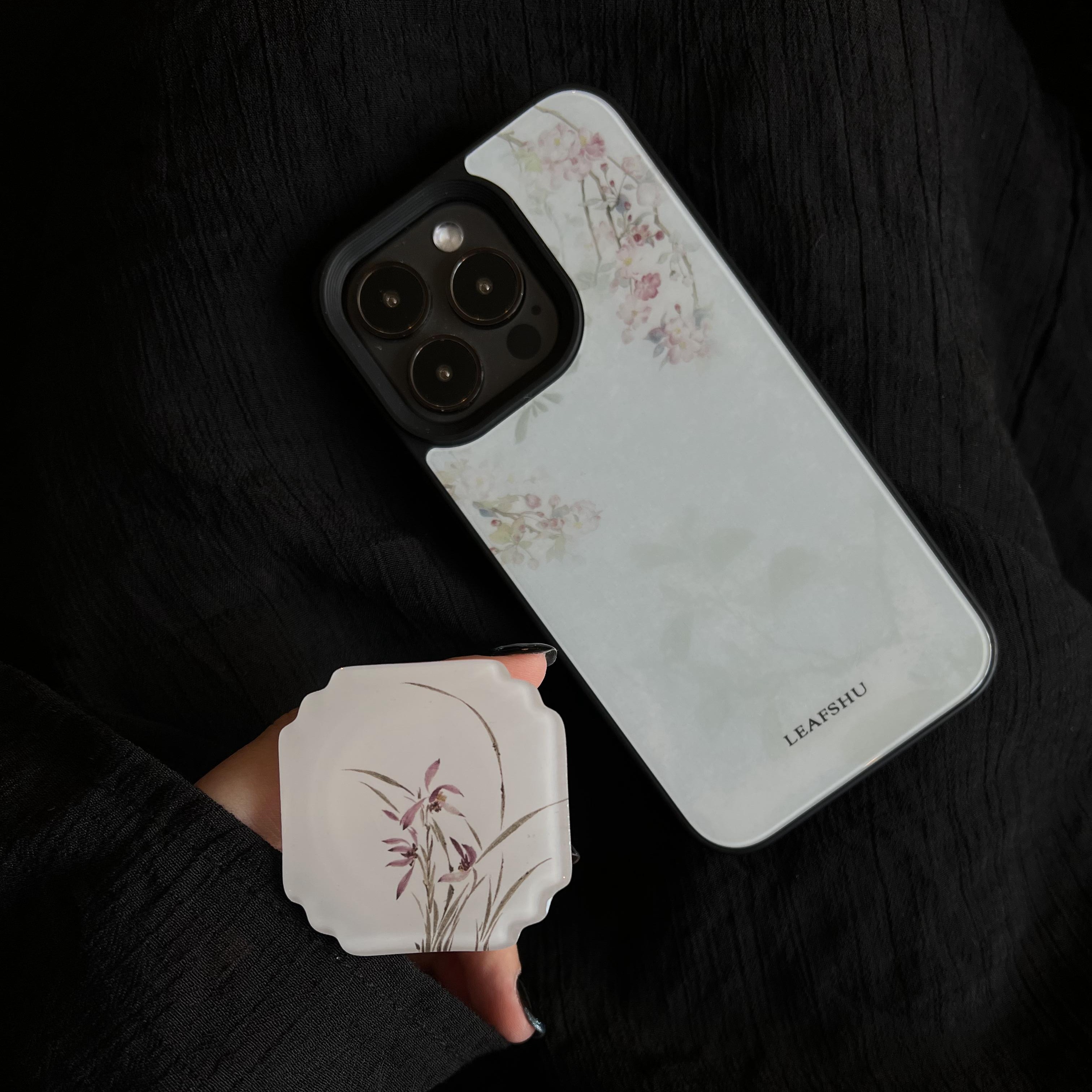 叶菽原创定制《白兰》侘寂新中式国风小众高级感液态玻璃镜面适用苹果16/17/13/14/15promax不会撞壳的手机壳