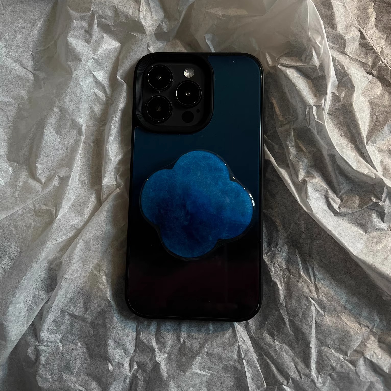 叶菽原创定制《蓝晕》侘寂新中式国风小众高级感液态玻璃镜面适用苹果17/12/13/14/15promax不会撞壳的手机壳