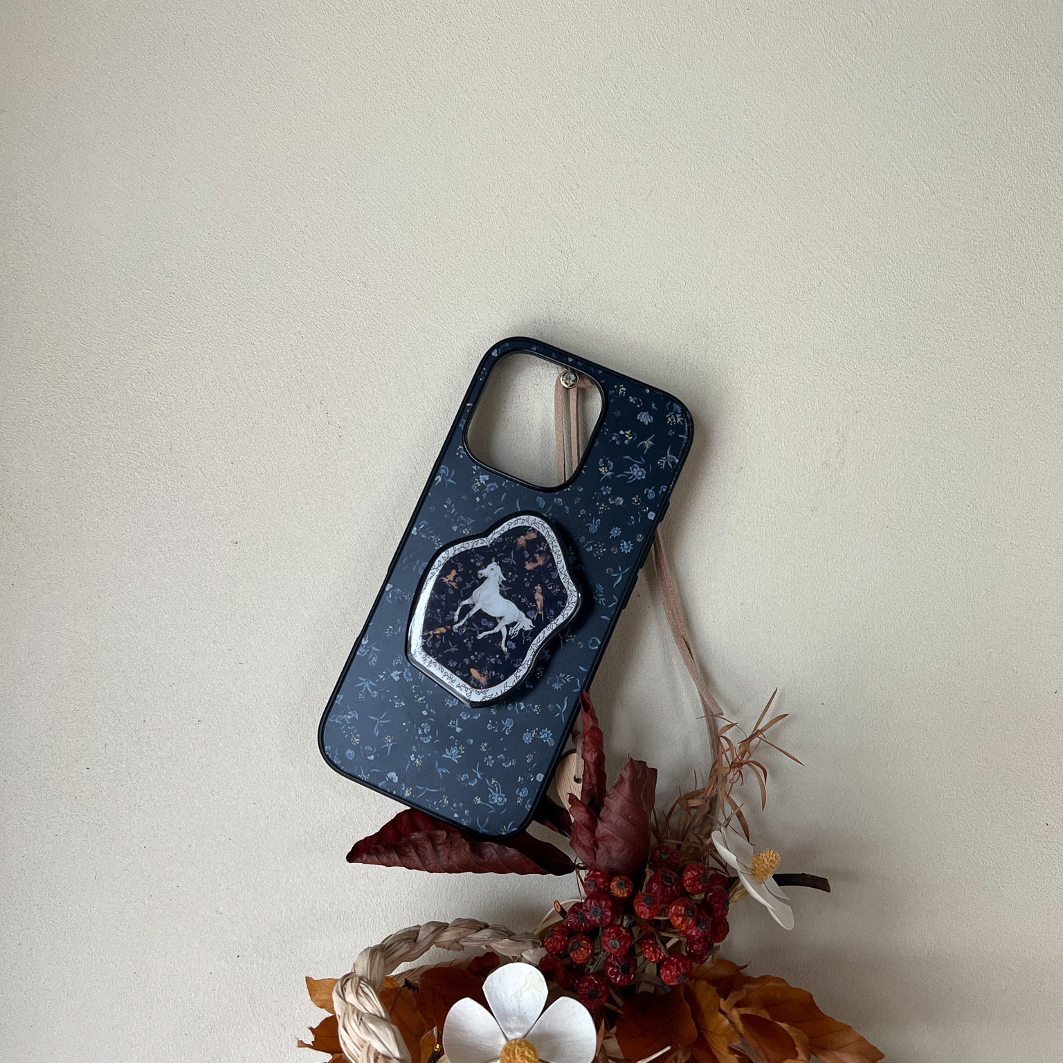 叶菽原创定制《繁星马》新中式国风清冷小众高级感玻璃支架适用苹果17/14/15/16promax磨砂亲肤iPhone 手机壳