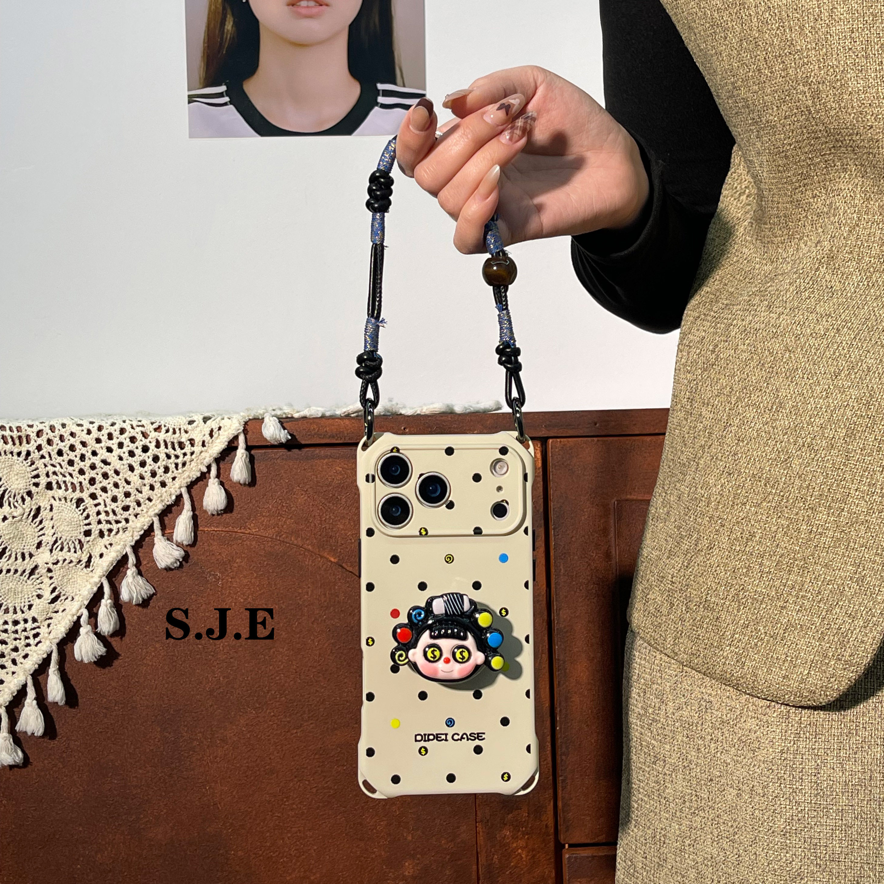 卡通公仔支架四角开孔可斜挎挂绳手机壳手提防摔适用于苹果iPhon