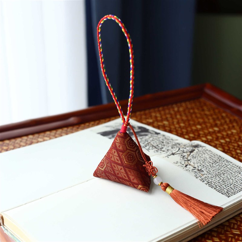 成品汽车车挂三角流苏香囊植物配方香包织锦刺绣包全手工缝制礼物