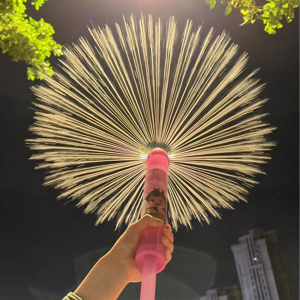 烟花水枪氛围感拍照神器儿童玩水玩具2025新款散射水炮打水仗水枪