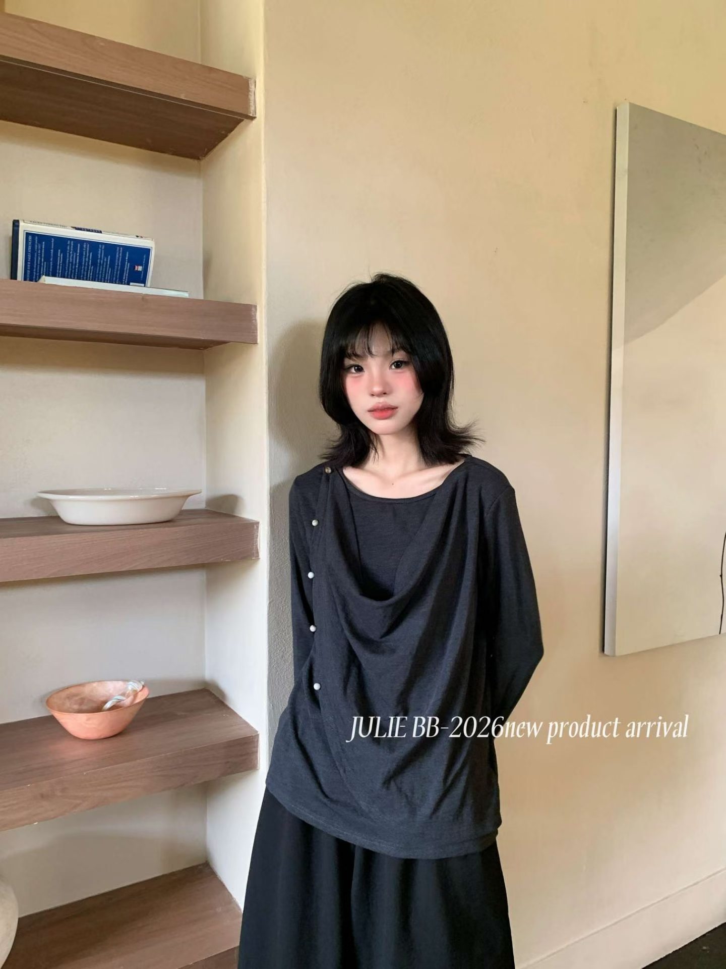 2026新款早秋韩版时尚百搭长袖T恤女宽松显瘦荡领钉扣上衣打底衫