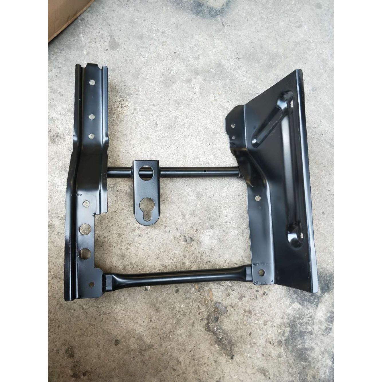 适用于新款戴姆勒欧曼汽车货车 EST脚踏板支架 est脚踏板护罩支架