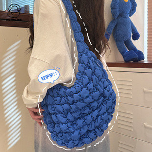 COS云朵褶皱大包包女小众設計通勤泡泡包大容量高级感尼龙单肩包