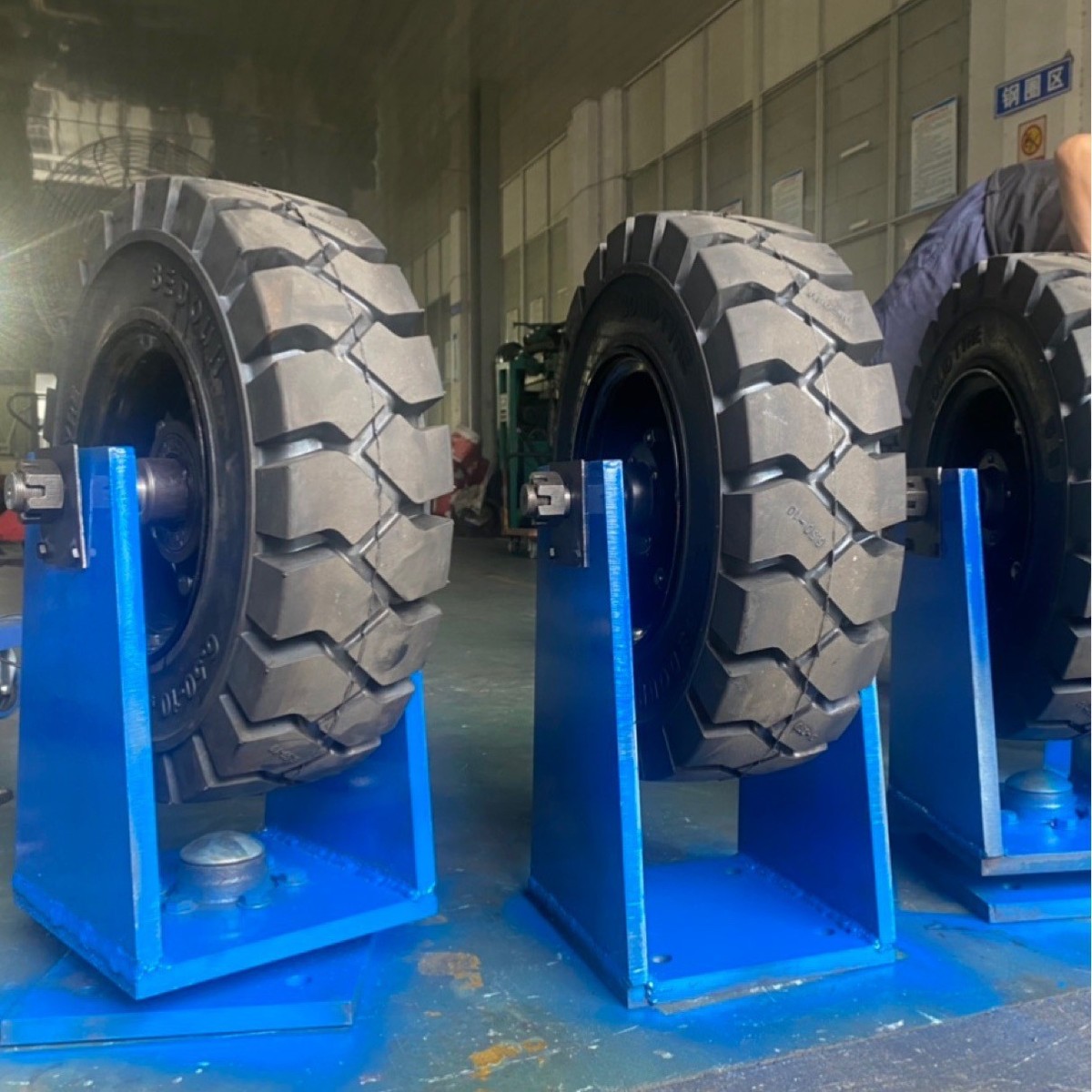 隧道开挖挂布台车实心轮直径560cm通轴独轮万向转向轮650-10