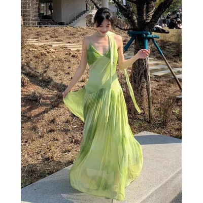 法式V领绿色晕染吊带裙女2025新款海边度假独特绝美露背长裙女装