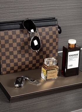 样板房衣帽间意式轻奢衣服皮鞋摆件咖色主题商务男士衣柜软装饰品