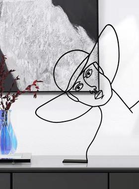 现代简约几何抽象带帽子的女人雕塑人像摆件样板房售楼处摩登女郎