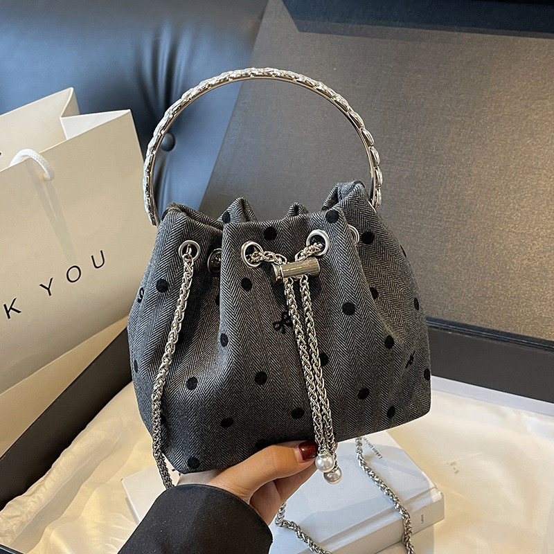 今年流行超火褶皱小包包女2024新款时尚百搭链条斜挎包手提水桶包,箱包皮具/热销女包/男包,水桶包,淘宝优惠券,粉丝福利购,淘宝优惠卷