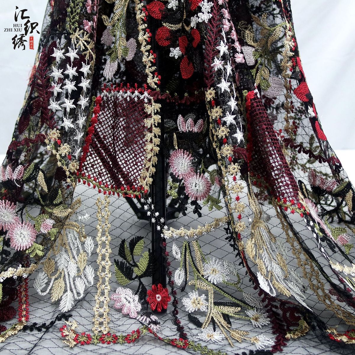 蕾丝网纱绣花布 涤光网布多色刺绣面料 欧美风格时装裙摆丝大花