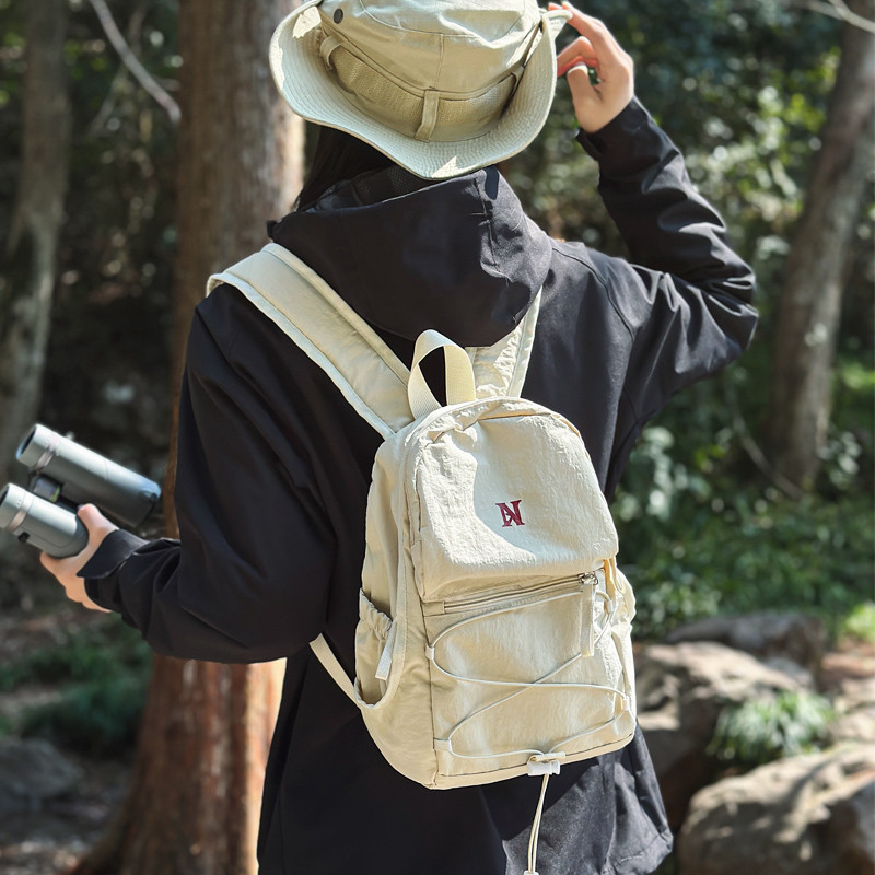 小型双肩包女轻便携户外运动旅游防泼水登山包男平板电脑背包