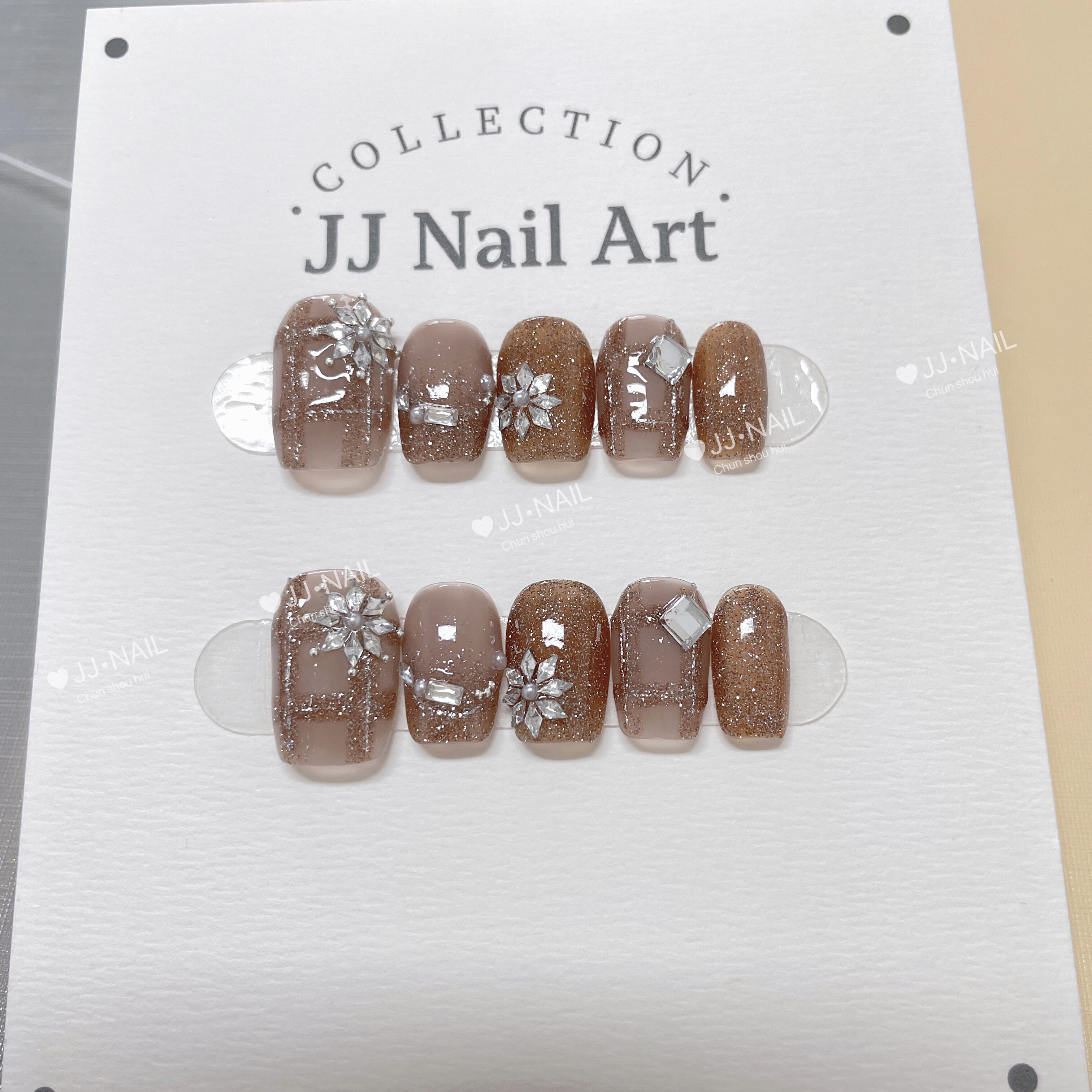 棕色爆闪花朵镶钻穿戴甲显白