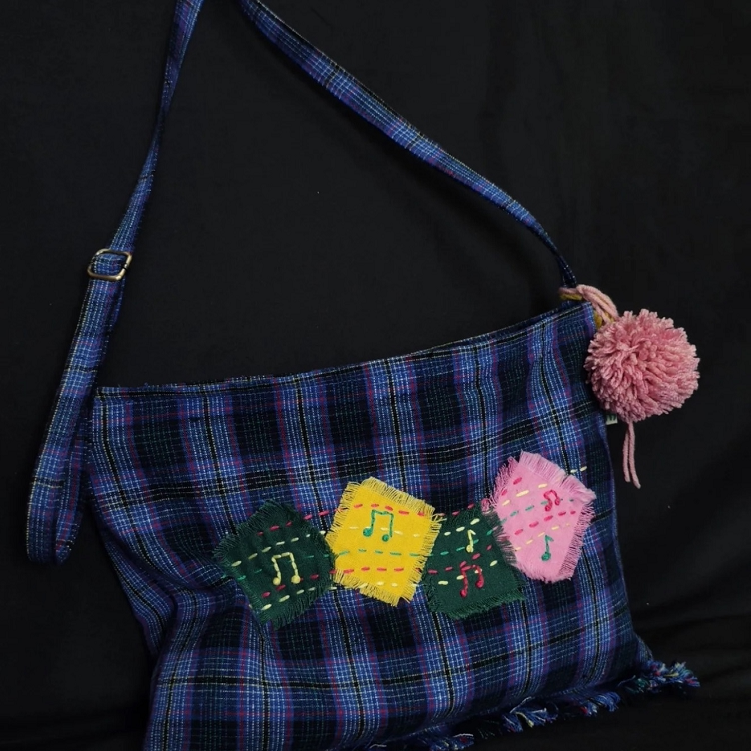 抒思蓉多巴胺格纹刺绣帆布包女单肩斜挎包百搭通勤松弛感流苏包