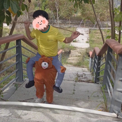 泰迪熊背人裤抽象搞怪假腿裤子啤酒节万圣派对人偶服装新款2025