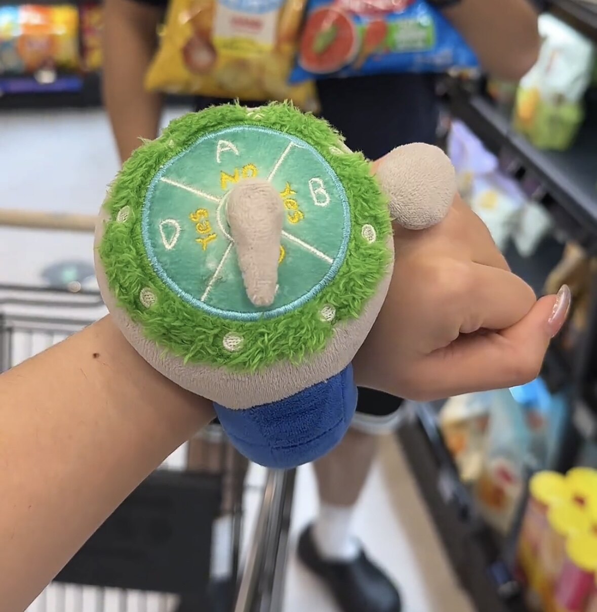 新品选择困难症旋转毛绒手表潮玩挂件手饰配饰生日礼物创意玩偶