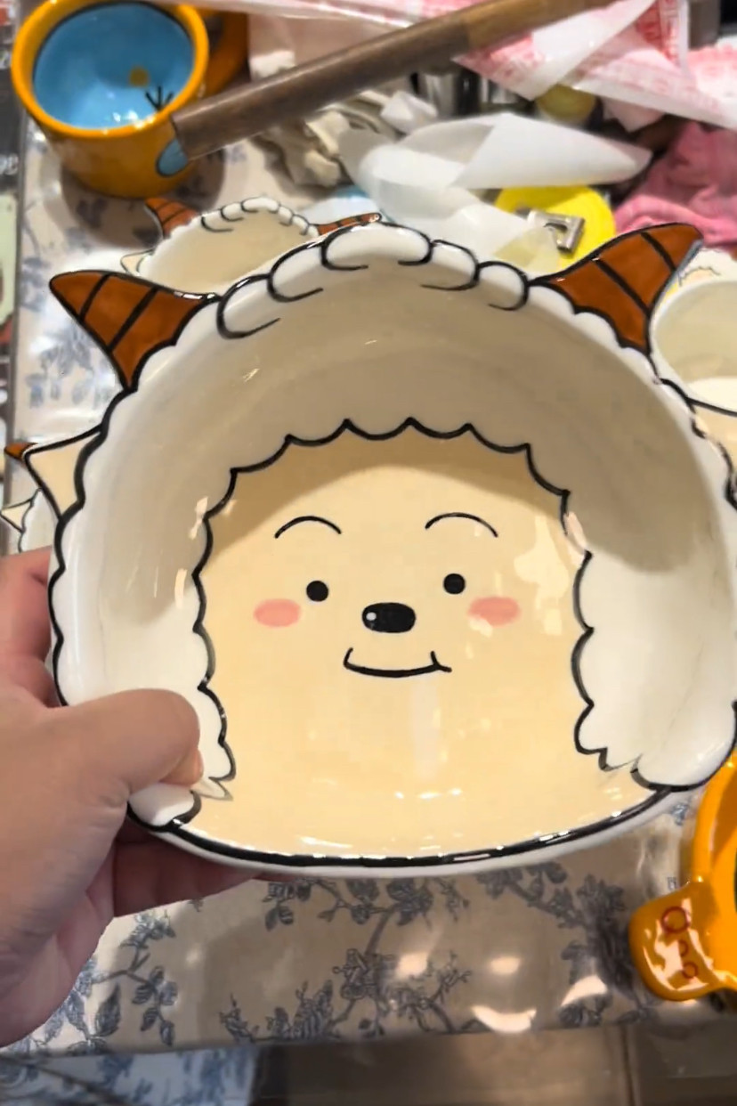陶瓷餐具卡通可爱家用汤碗送礼抖音同款懒羊羊饭碗可爱手绘下彩釉
