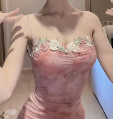 2025夏季性感纯欲风粉色碎花紧身显胸吊带裙女性感包臀短裙连衣裙