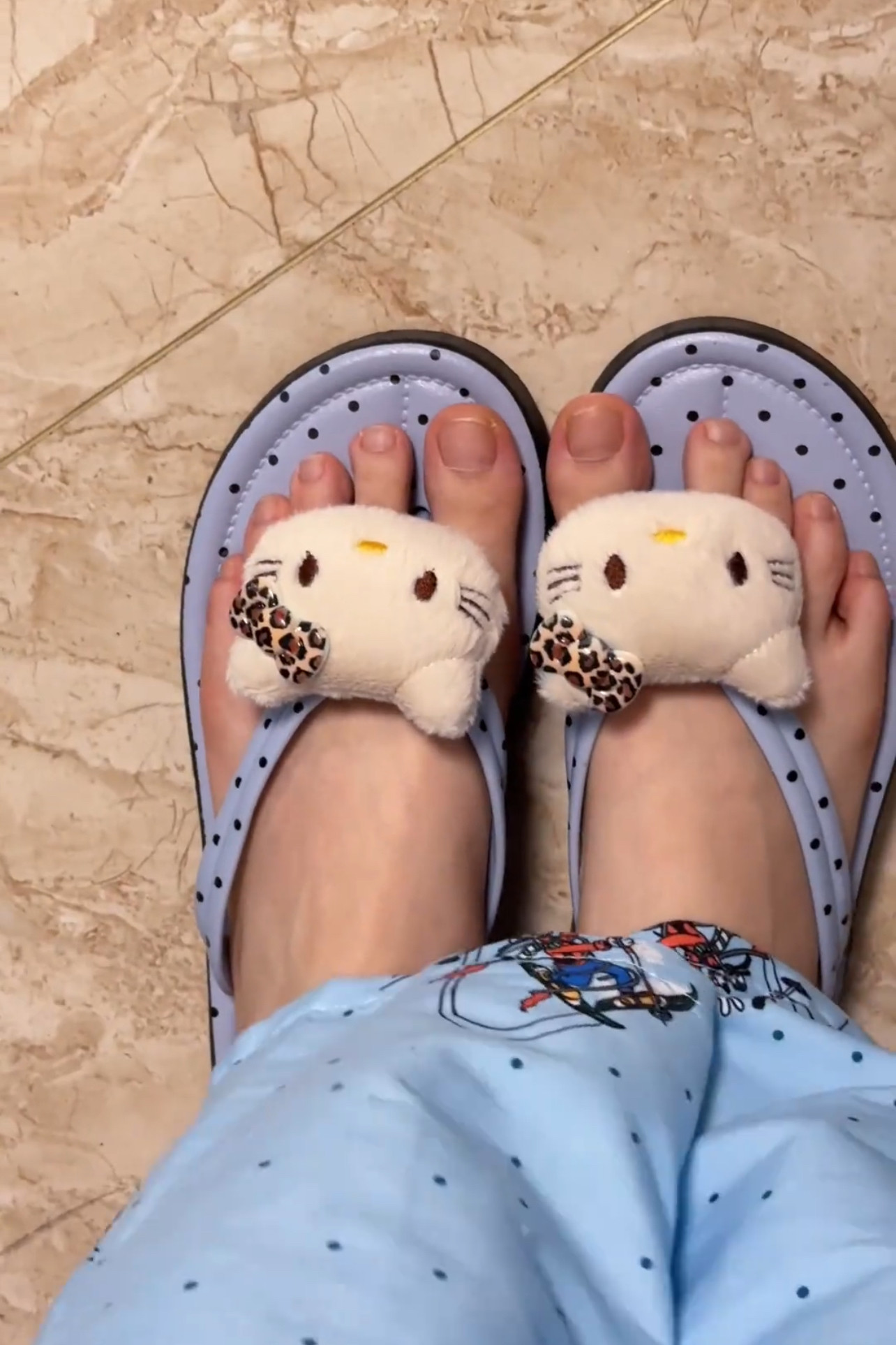 凯蒂猫可爱休闲舒适防滑沙滩夹趾拖鞋女款波点厚底人字拖女夏