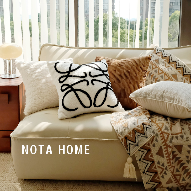 法式抱枕轻e奢客厅沙发靠枕女生睡觉毛绒靠垫柔软奶油风抱枕套含