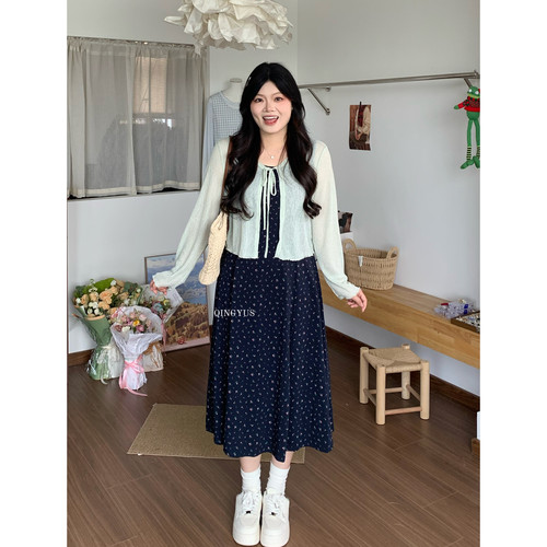 青屿衫-微胖夏季大码法式度假风碎花背带连衣裙长袖开衫两件套装