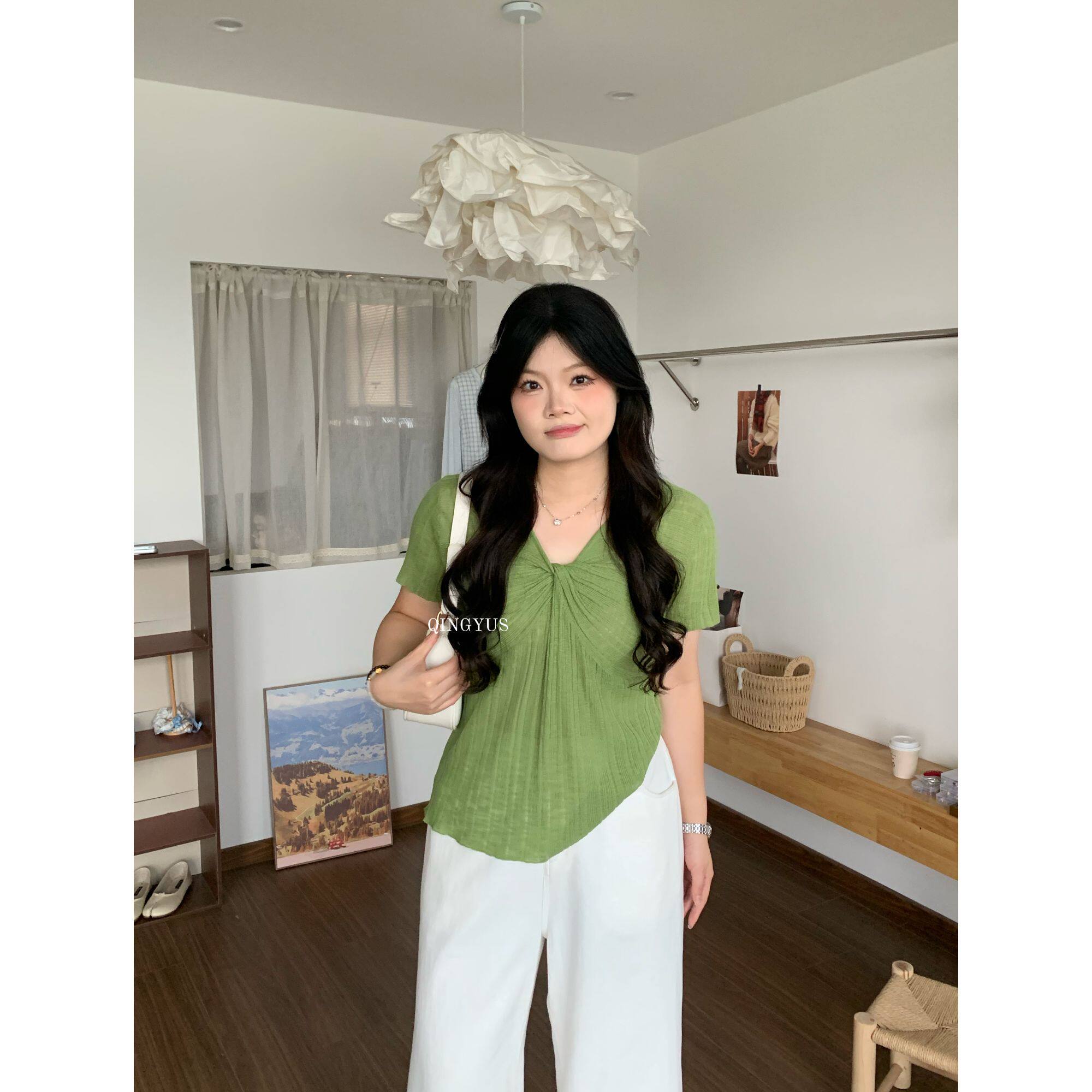 青屿衫-微胖夏季大码韩系设计感扭结V领薄款修身显瘦正肩针织T恤