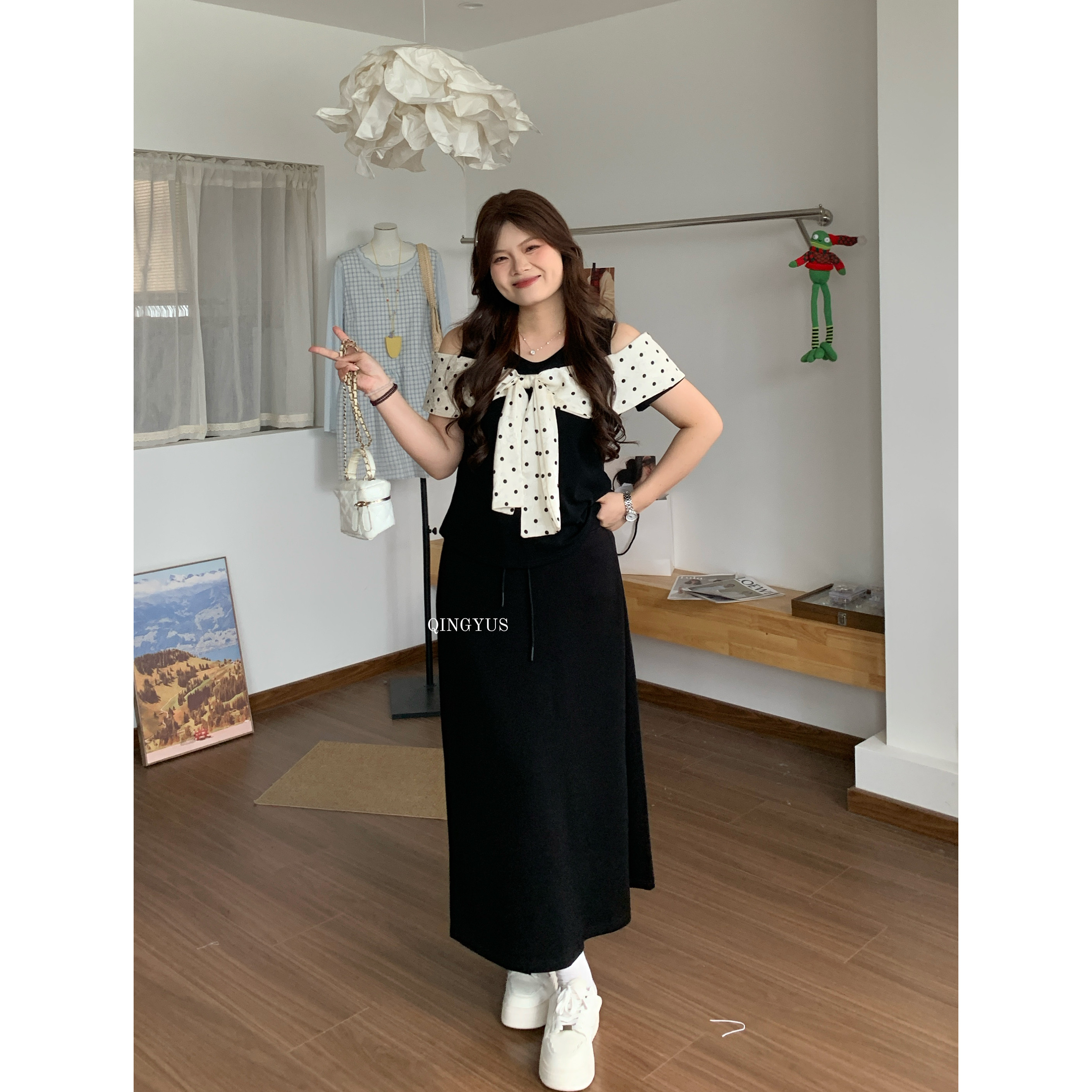 青屿衫-微胖夏季大码韩系气质甜美波点蝴蝶结拼接修身显瘦露肩T恤