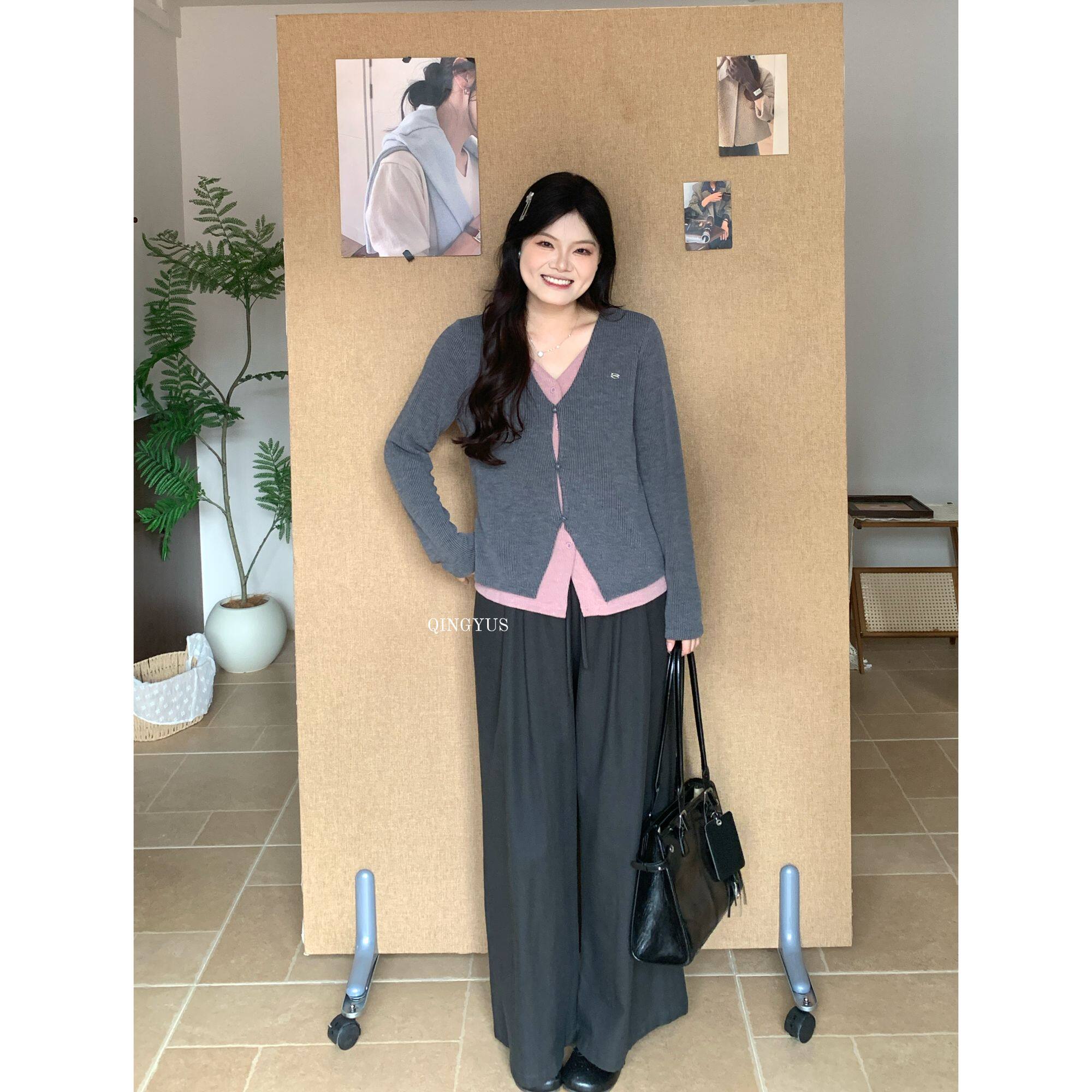 青屿衫-微胖大码秋季韩系设计感气质V领撞色假两件修身正肩针织衫