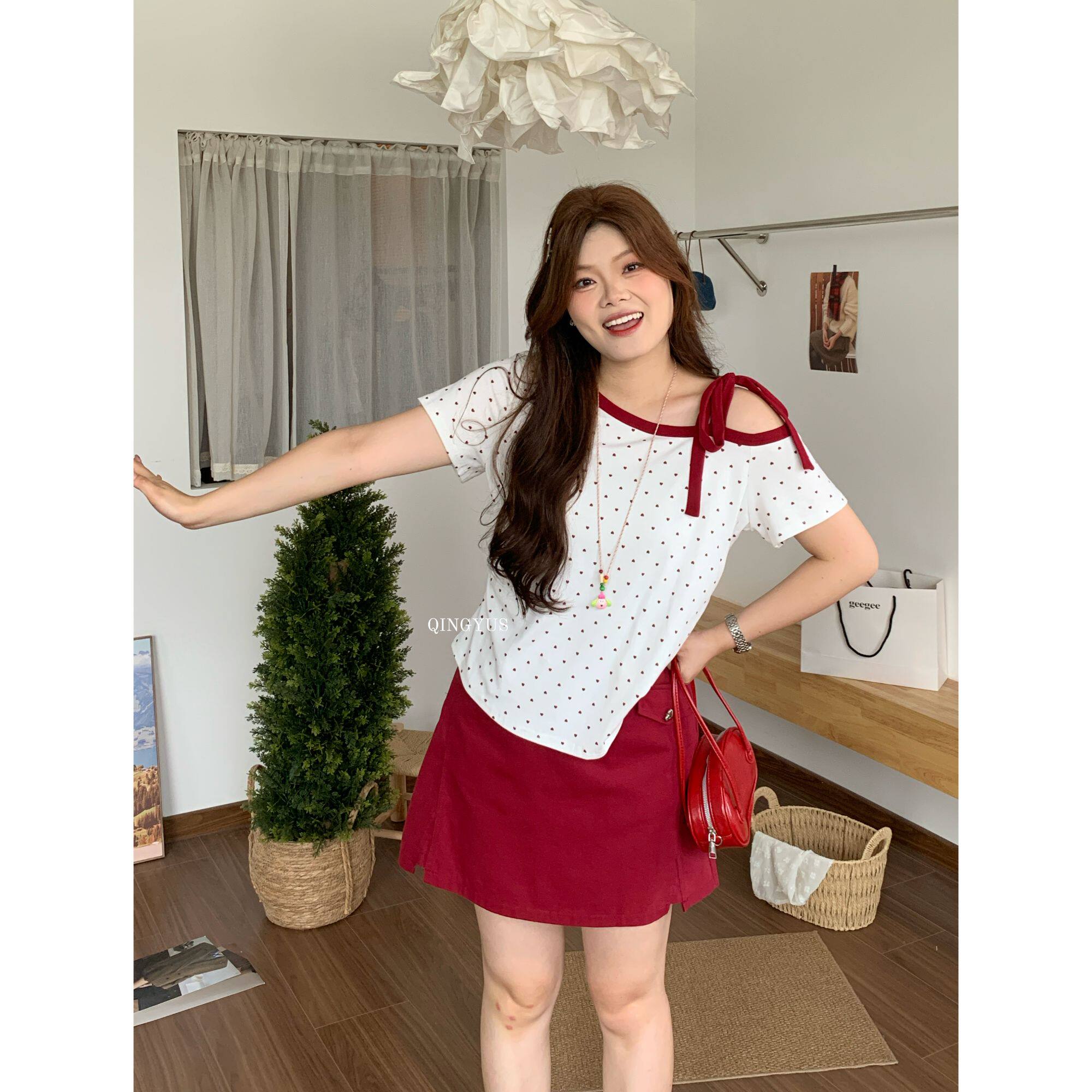 青屿衫-微胖夏季大码韩系纯欲风爱心波点印花露肩绑带掐腰正肩T恤