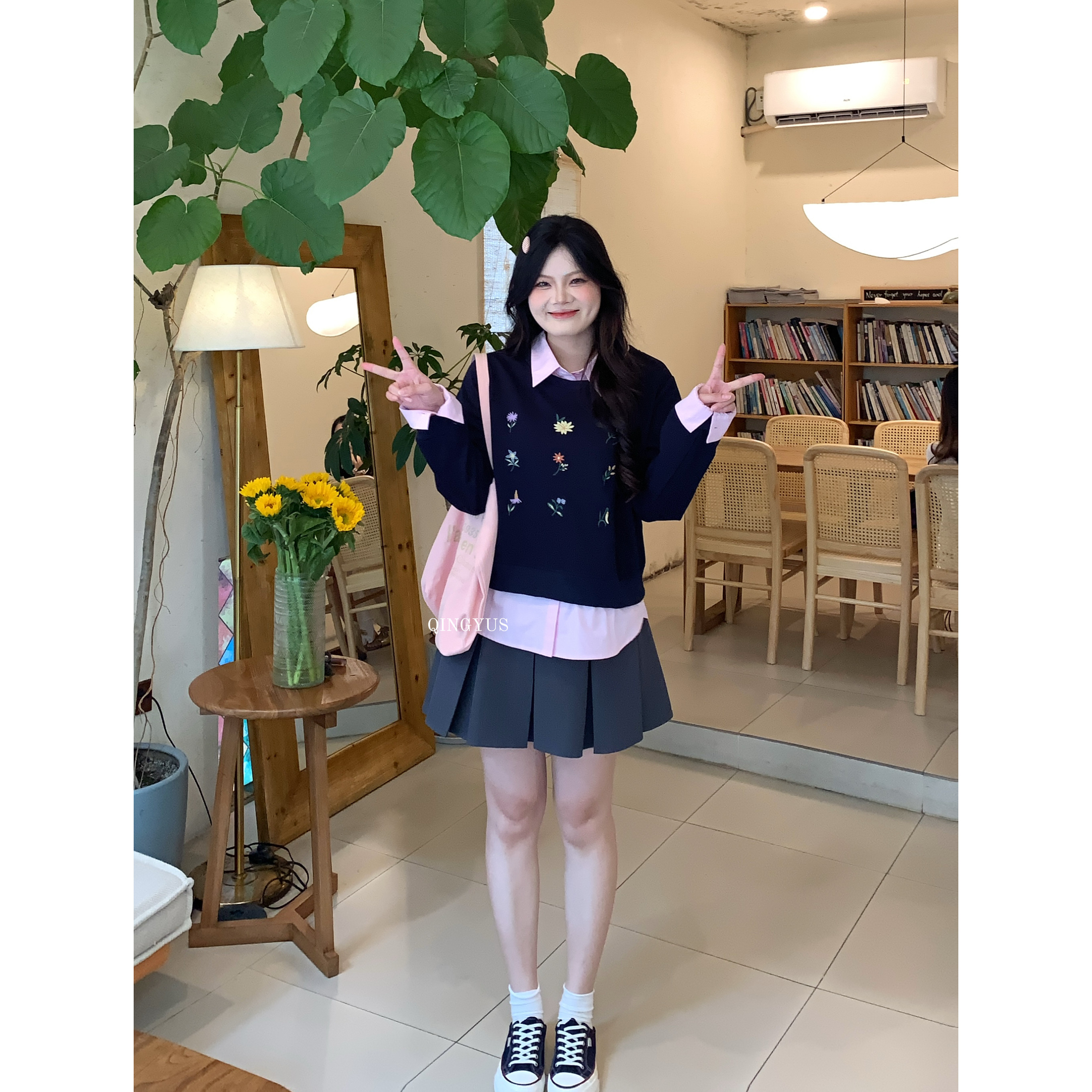 青屿衫-微胖早秋大码韩系设计感假两件翻领花朵刺绣百搭正肩卫衣