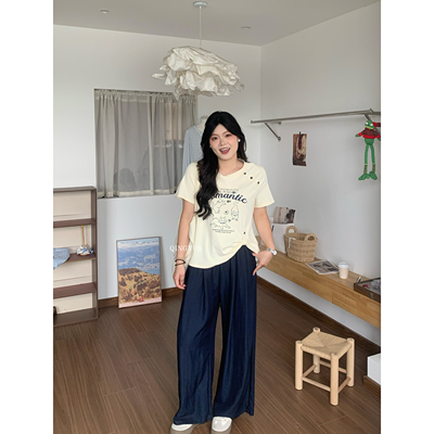青屿衫-微胖夏季大码韩系减龄卡通猫咪印花侧扣显瘦正肩短袖T恤女