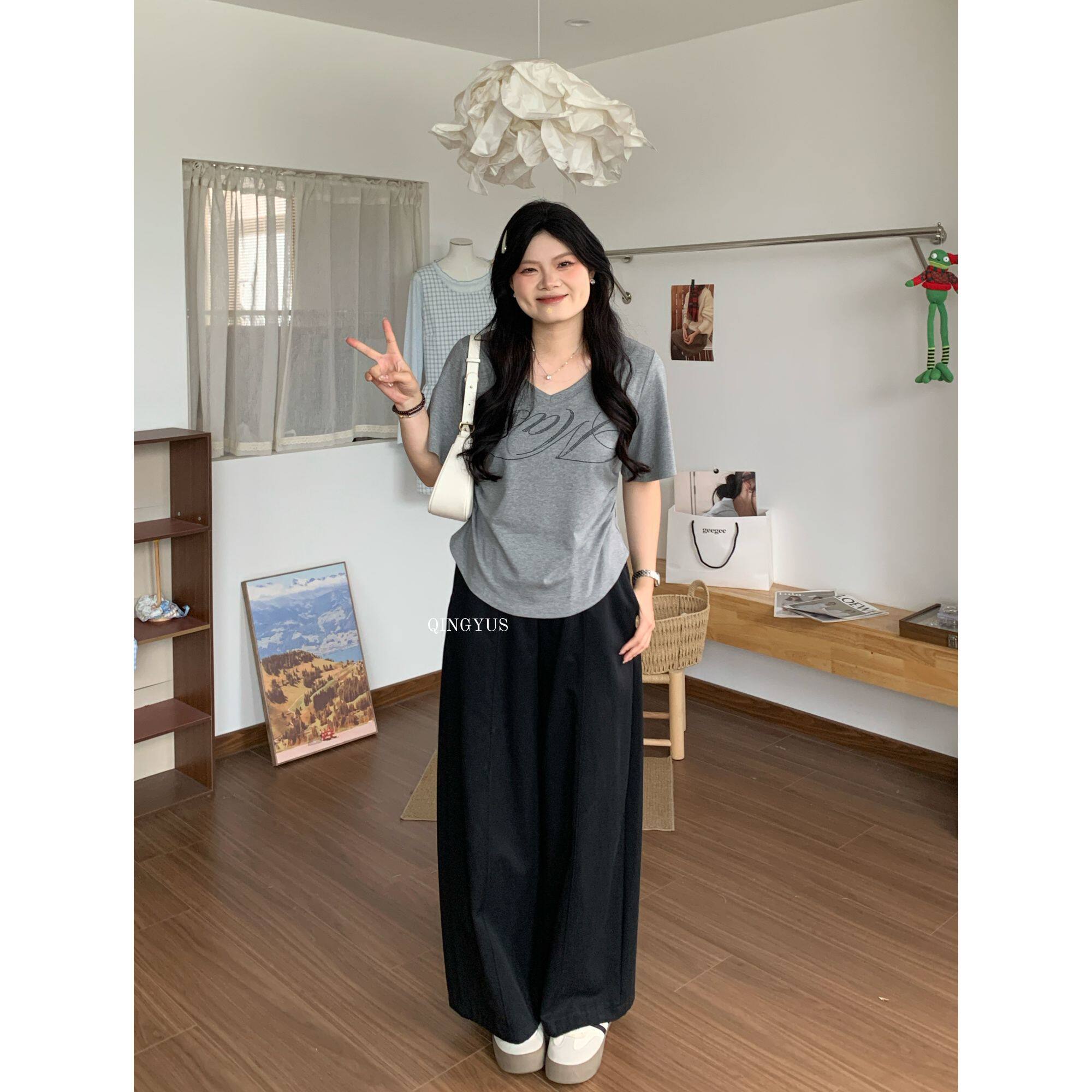 青屿衫-微胖夏季大码韩系V领字母烫钻褶皱收腰显瘦正肩短袖T恤女