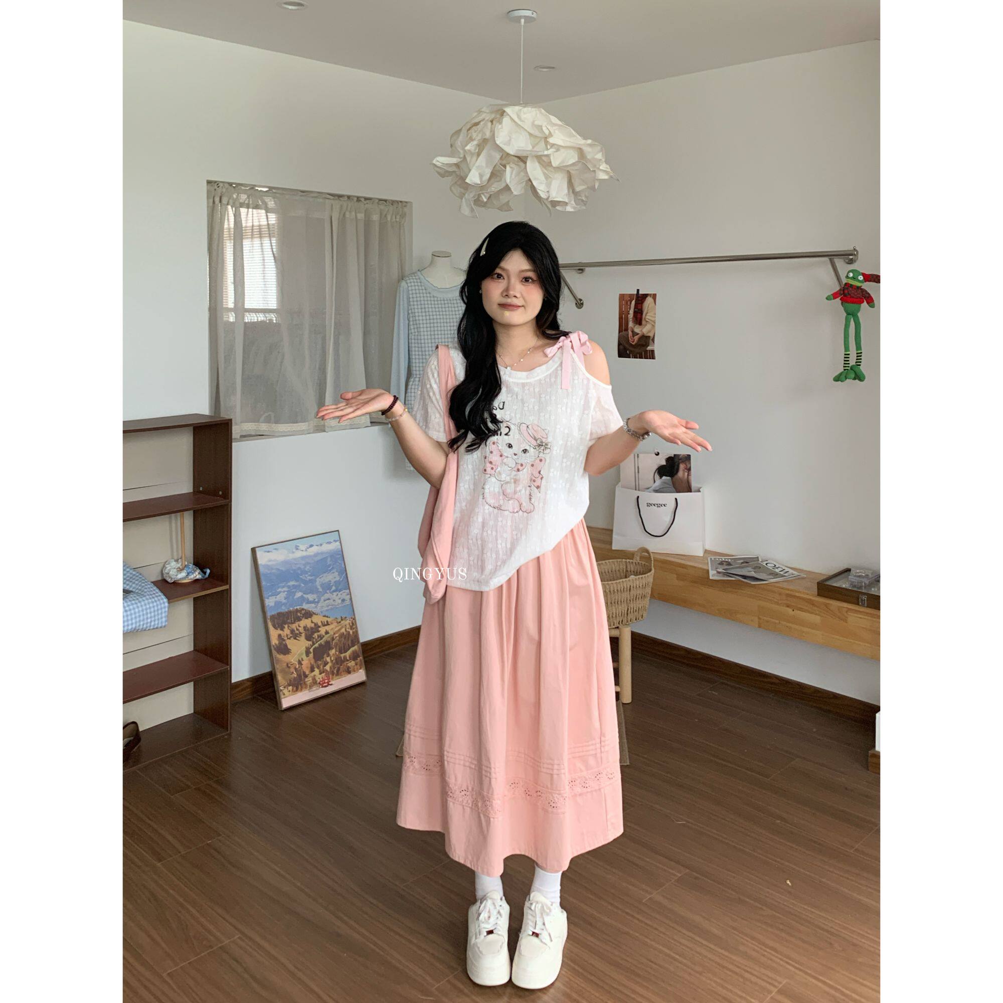 青屿衫-微胖夏季大码韩系甜美风可爱减龄猫咪印花露肩显瘦短袖T恤