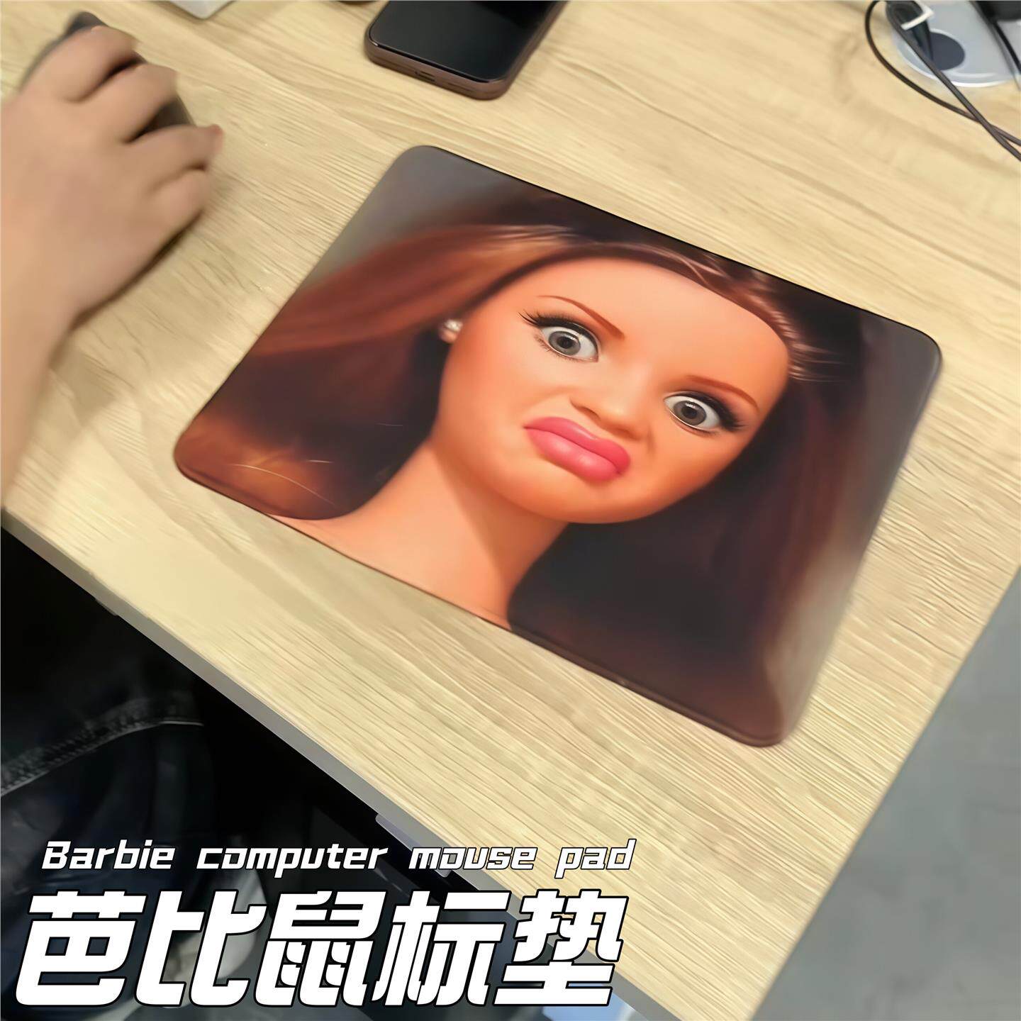 嫌弃脸芭比抽象防滑锁边鼠标垫