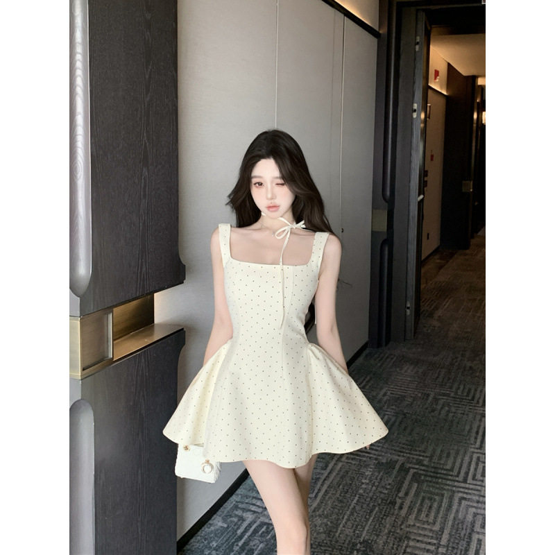 昕可达 miu系波点 杏色方领吊带连衣裙女春法式初恋清纯收腰裙子
