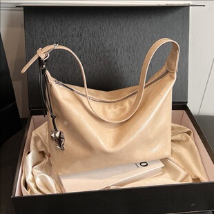 时尚 小众纯色腋下包亮面软皮通勤包潮流斜挎包 休闲单肩包新款