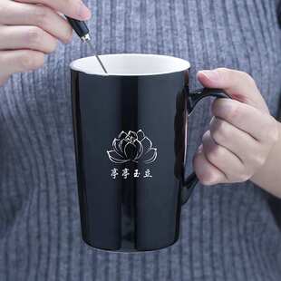 莲花图案马克杯女士带盖勺咖啡杯子带有莲花图案陶瓷杯雕刻姓名字