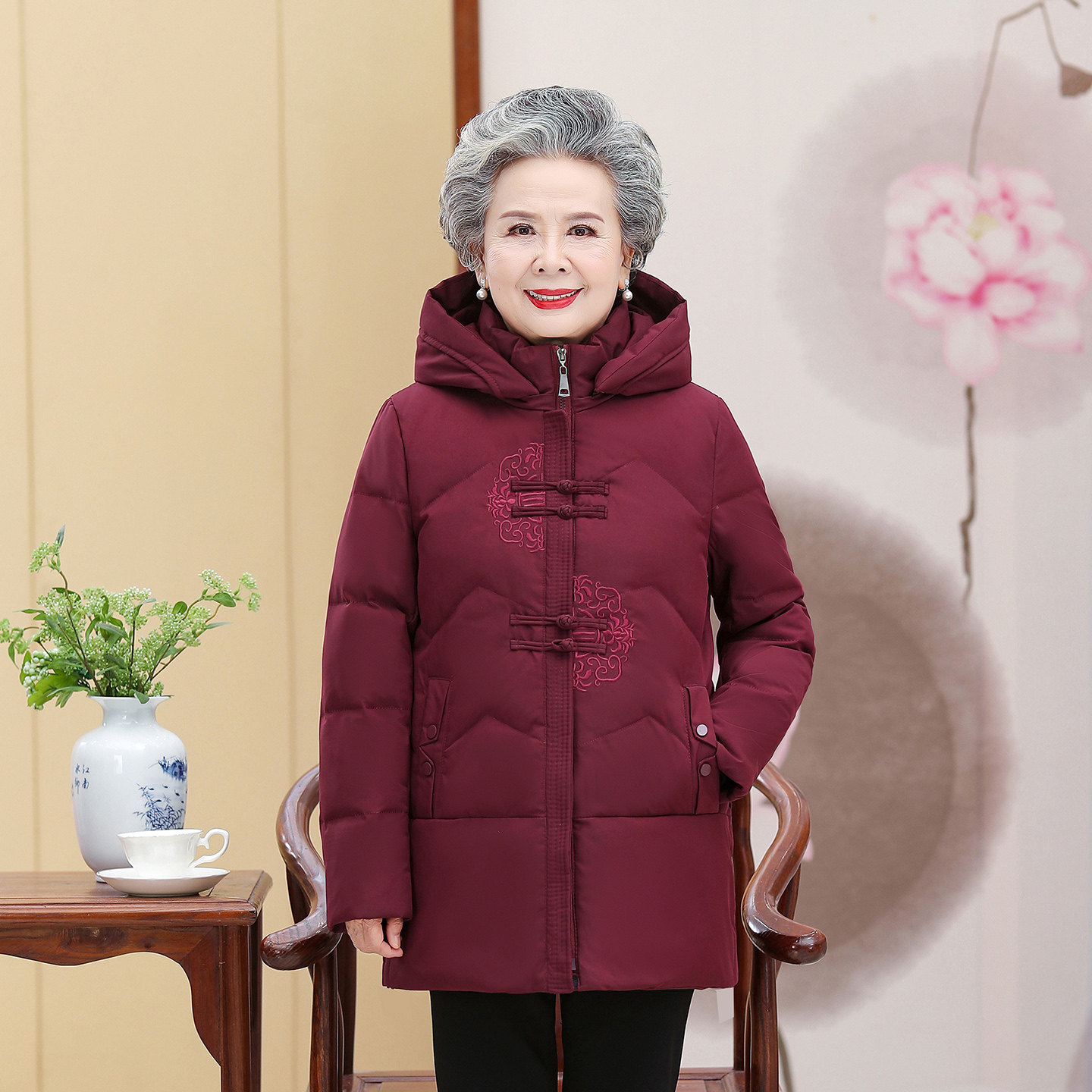 雪中飞中老年盘扣连帽妈妈羽绒服