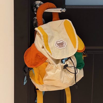 儿童书包2025新款轻便男女孩高颜值休闲轻便旅游时尚登山双肩背包