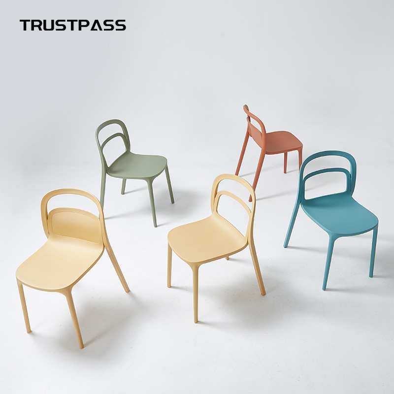 北欧家具克莱因客厅蓝餐椅现代简约家用靠背叠放塑料户外阳台椅子