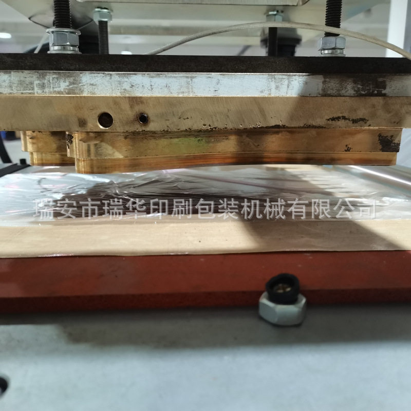 厂家直销全自动一次性龙虾手套机 一次性使用塑料手套机
