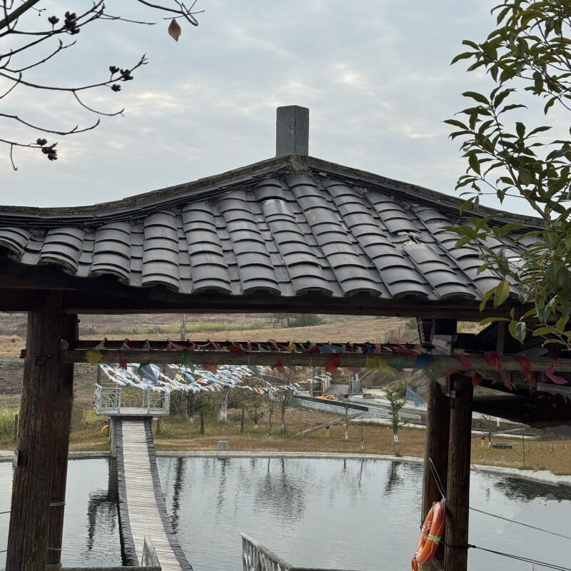 仿古园林临水青瓦坡顶长廊凉亭