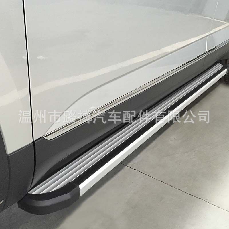 宝骏560锐意款侧踏板AKM改装