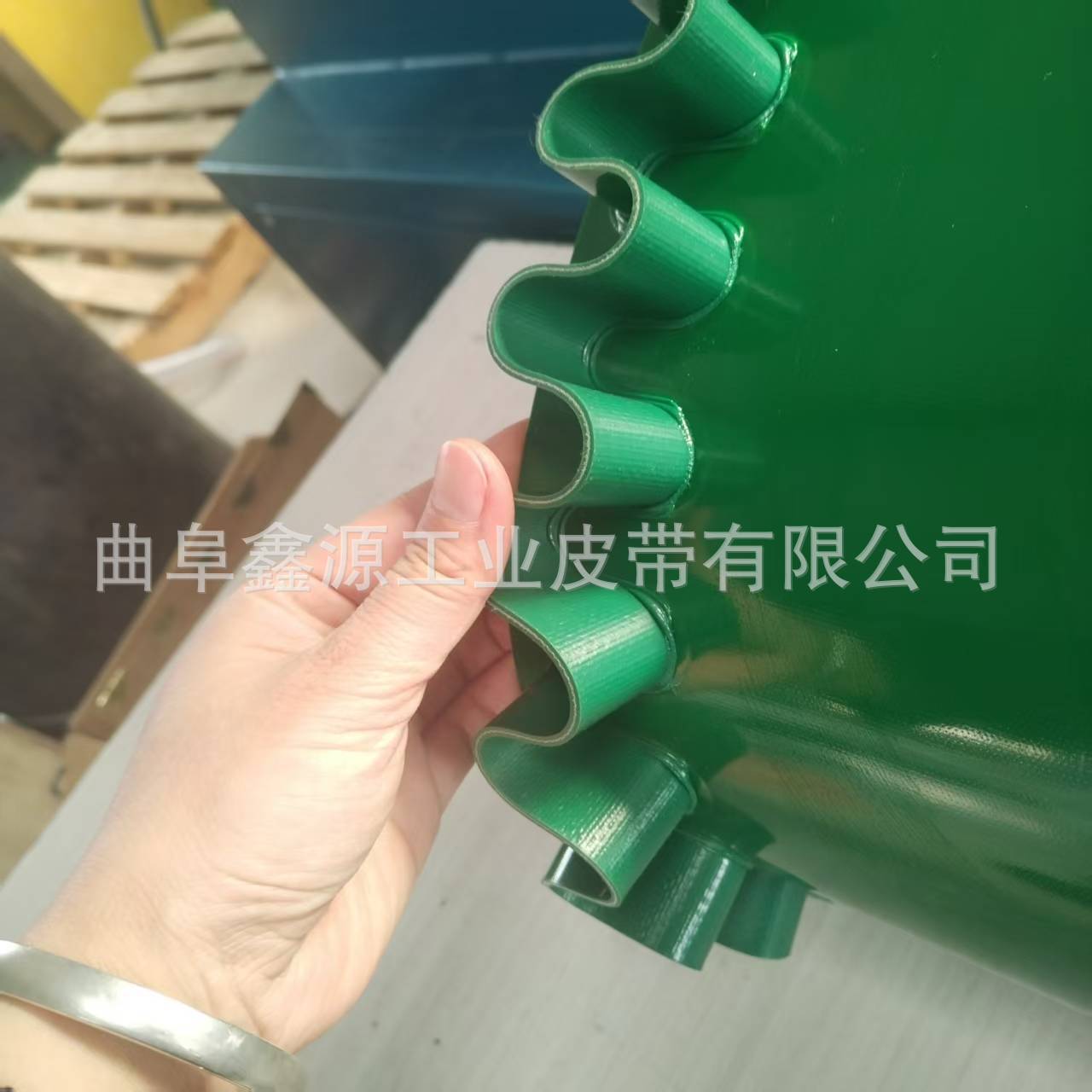 PVC平面裙板带裙边 绿色输送带加导向条 工业用传送带 抗拉耐用