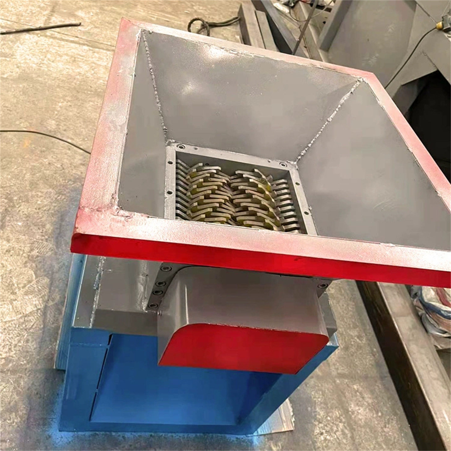 小型撕碎机废旧金属处理多功能粉碎机防水防油玉米塑料木材粉碎机