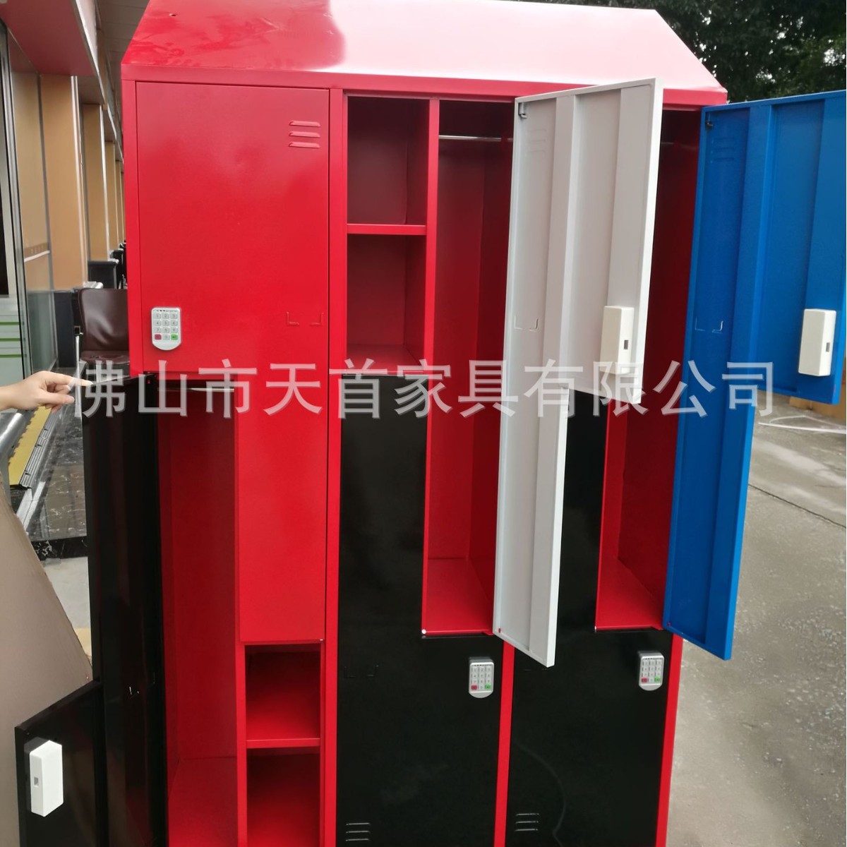 定 制斜顶彩色六门电子密码锁Z型刀把门更衣柜星级酒店员工浴室柜