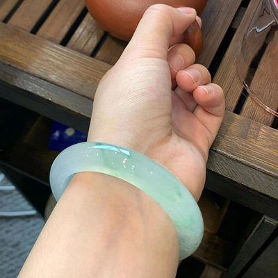 近2小时566+人加购过的翡翠手镯