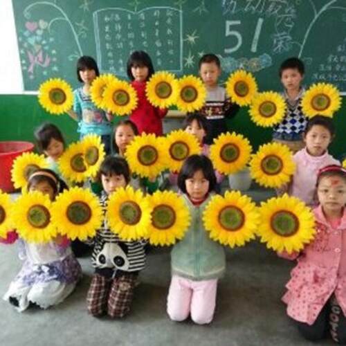 手拿舞蹈道具向日葵手花太阳花
