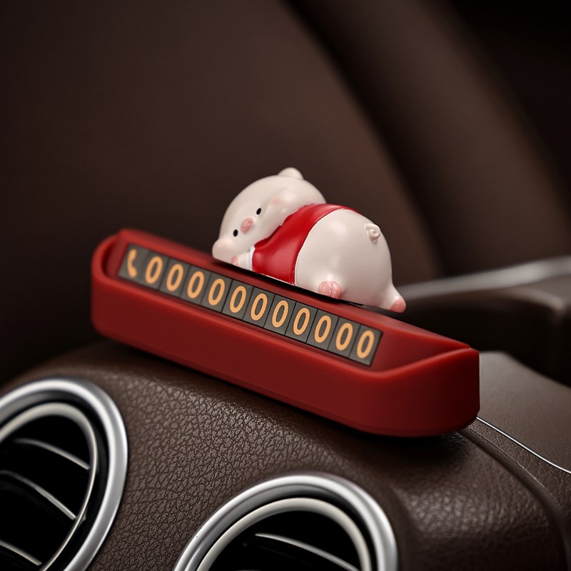 悠闲躺平的猪猪挪车牌路边临时停车电话号码P牌车载汽车内饰摆件